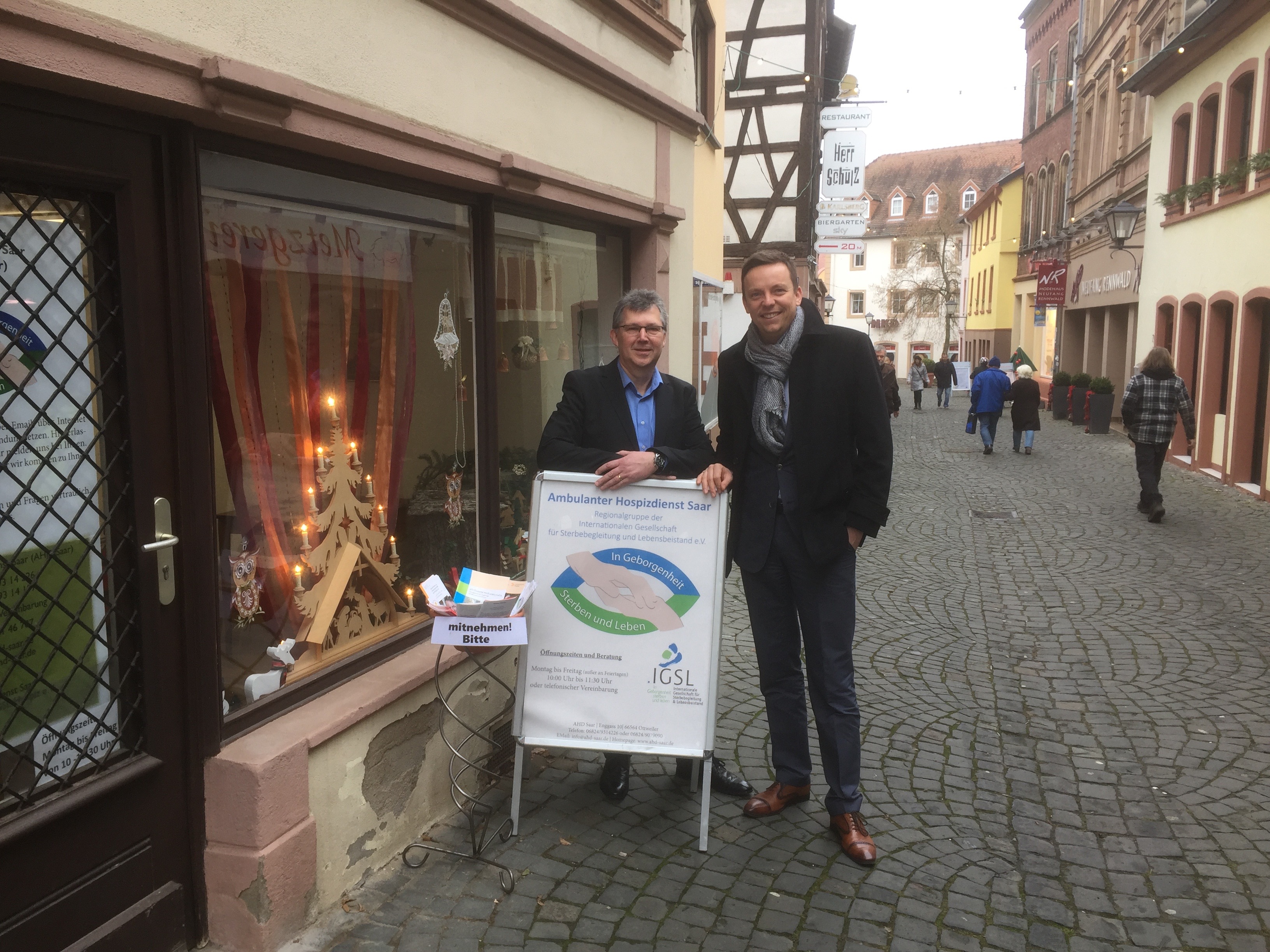 Peter Raber und Tobias Hans vor der Geschäftsstelle des AHD-Saar in Ottweiler